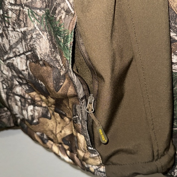 Realtree Camoflauge Men’s Medium Softshell Jacket - Picture 8 of 8